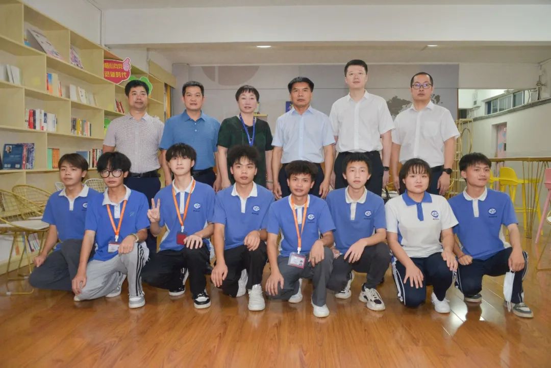 百色市田林县领导率队到深圳携创高技调研看望“深桂雨露直通车”学生