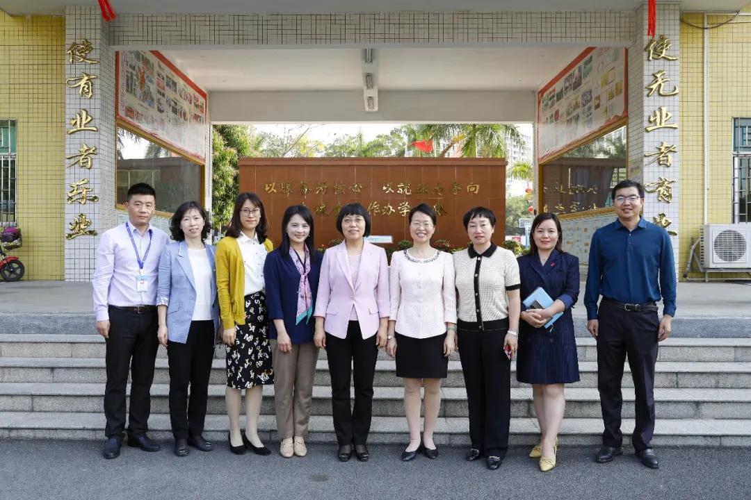 同走时光隧道，聚焦巾帼风采——龙岗区妇联主席柯雅琼一行莅临我校开展走基层、送党课活动