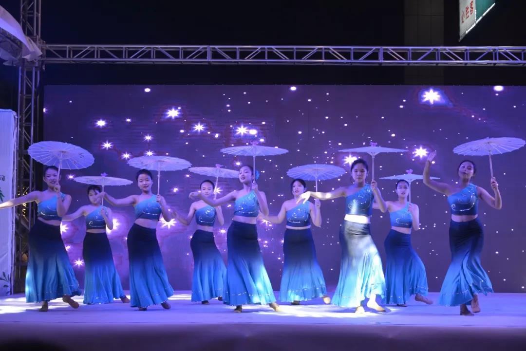 “这是哪所学校的节目，太赞了吧！”