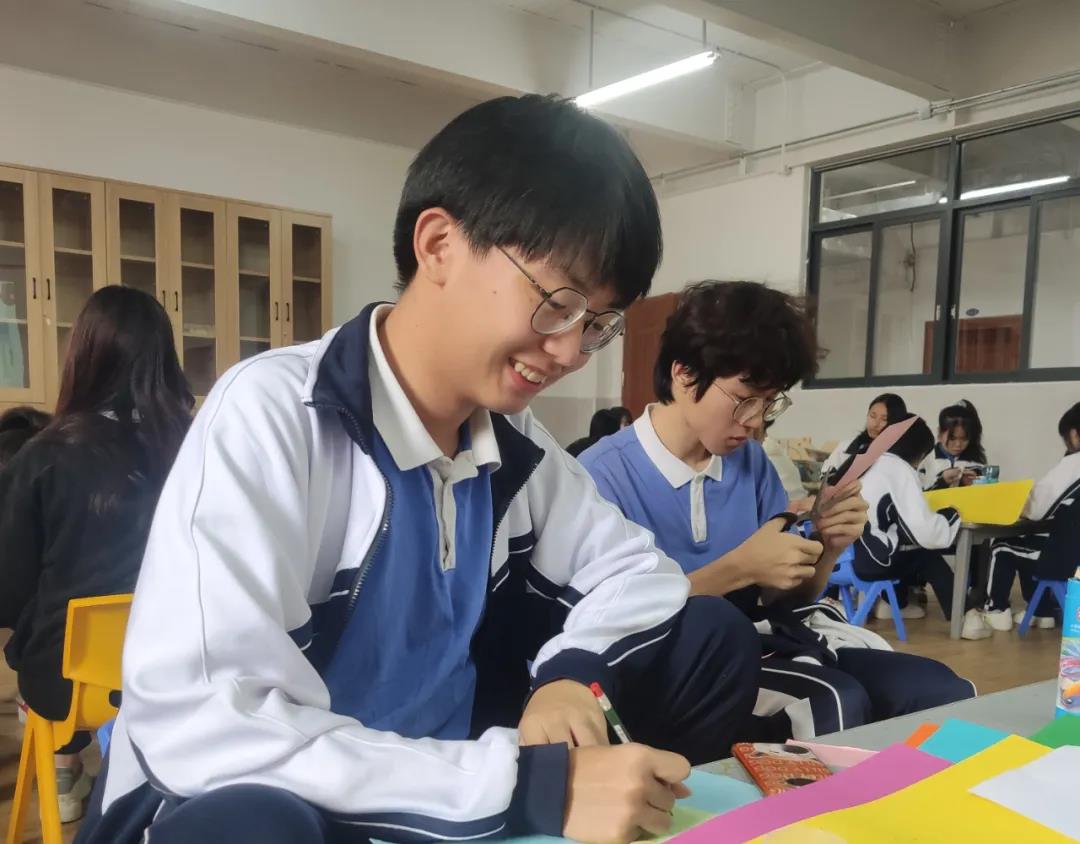 传承红色基因 争做时代新人——携创红色手抄报大赛，赞！